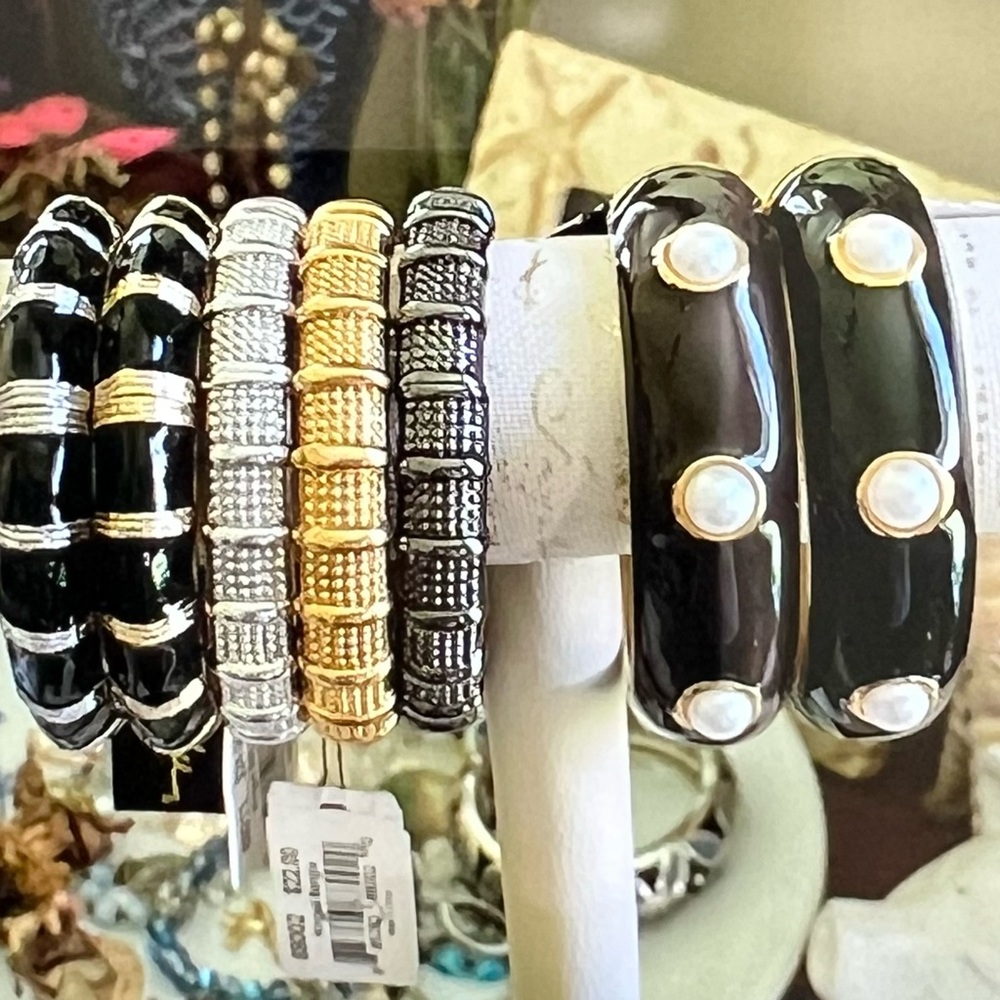 🌟Cookie Lee Shiny Black Enamel & Gold Tone Hinged Bangle - Picture 2 of 6